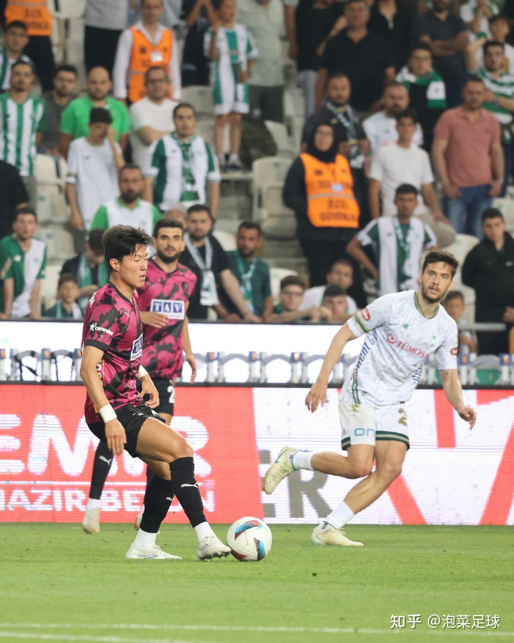 开云体育在线-韩国球员表现抢眼，成功晋级足球赛事半决赛