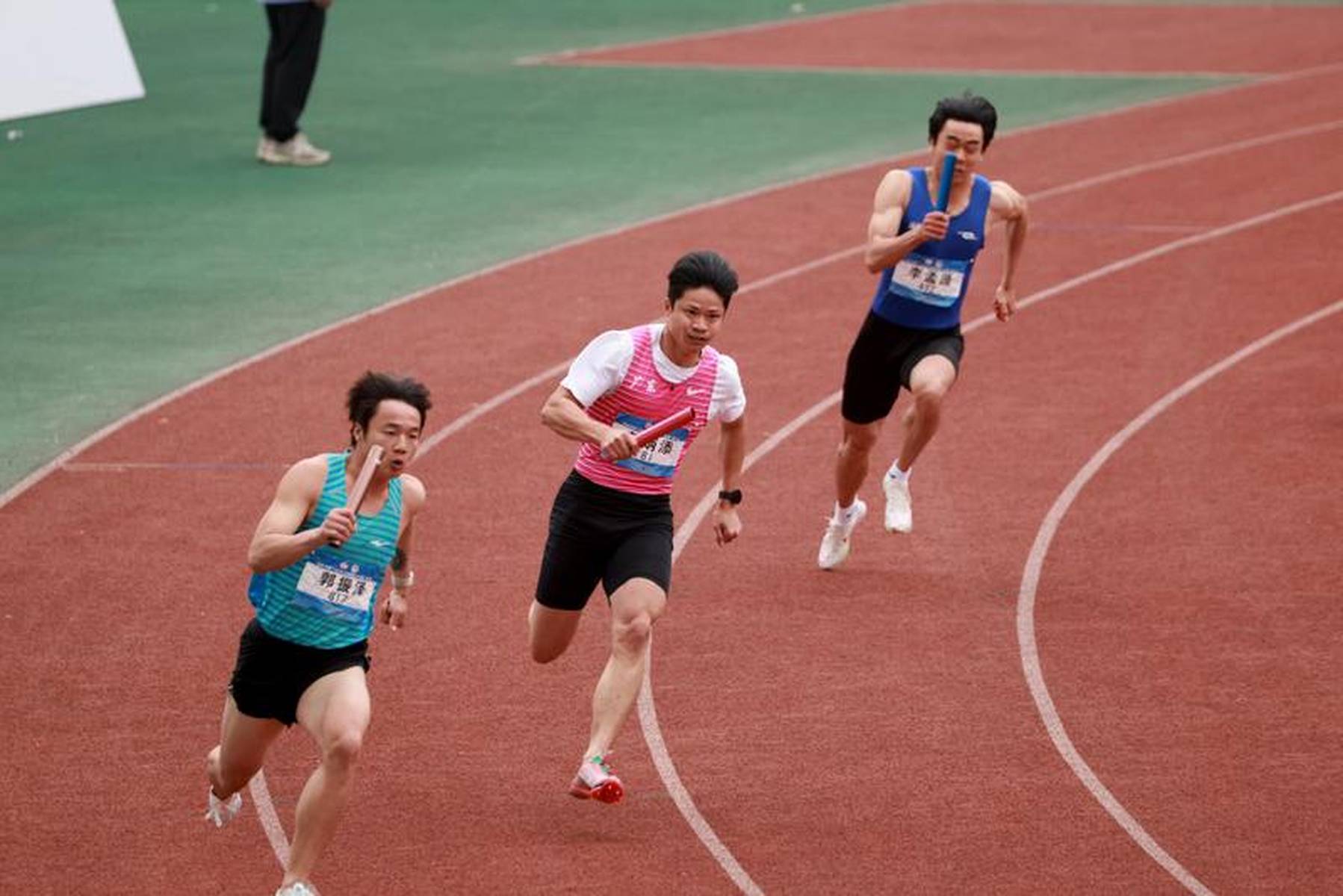 开云平台-田径比赛中国队选手登上领奖台