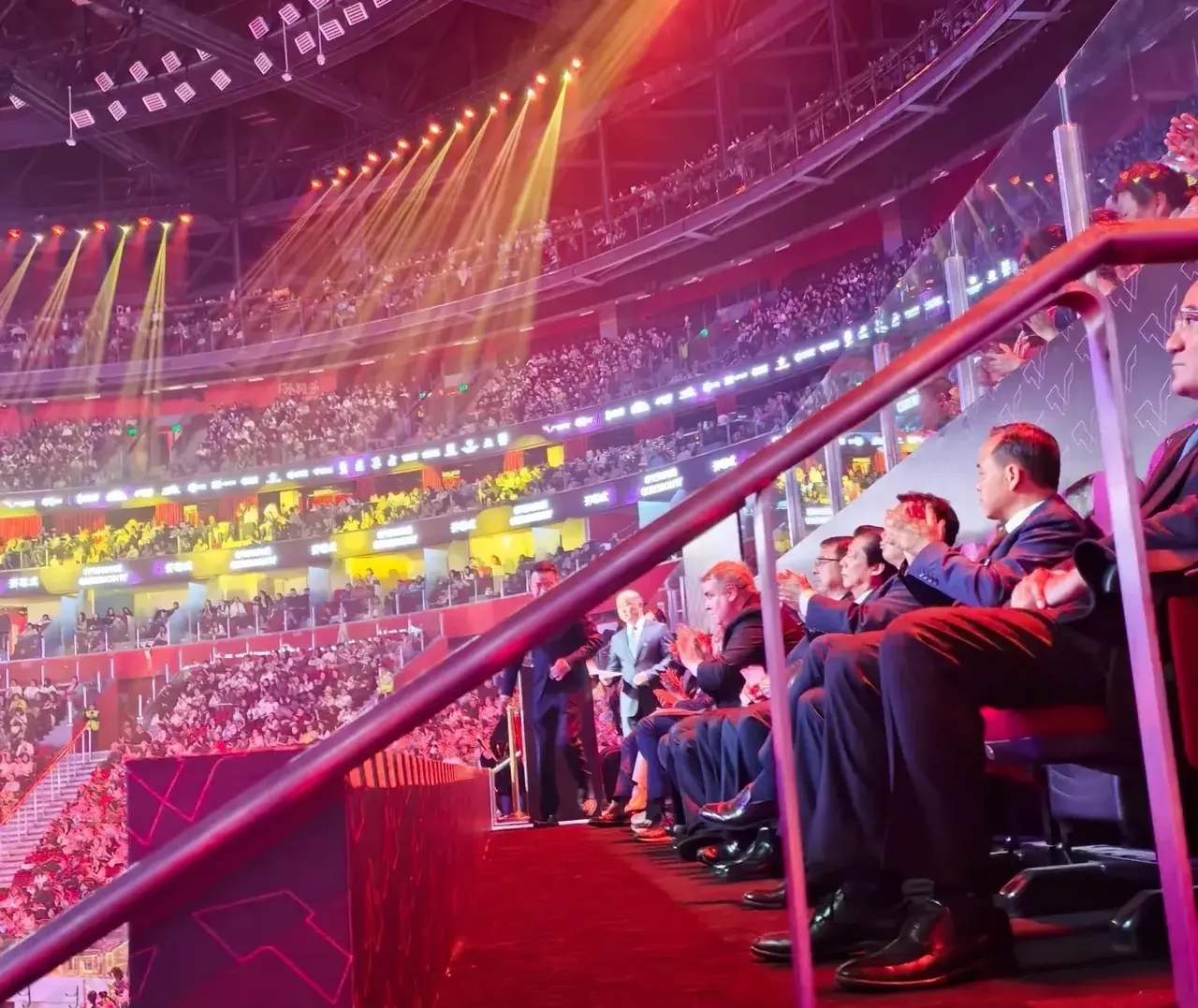 紧绷比赛节奏！一举一动牵动现场观众情绪的简单介绍