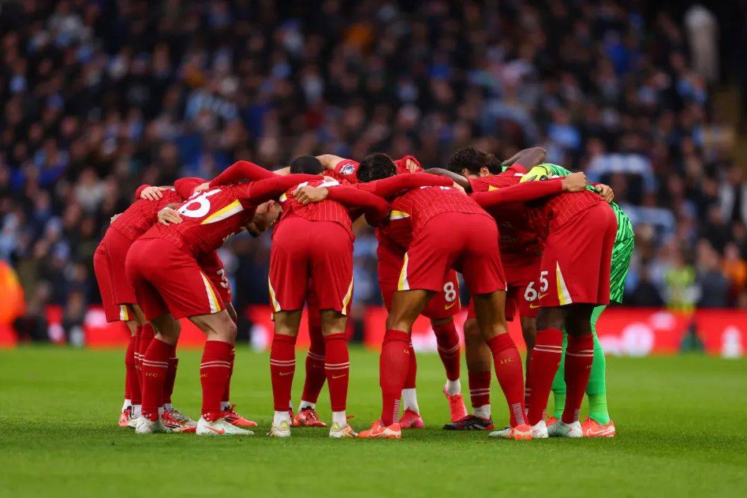 足球比赛中球员们挑战彼此实力