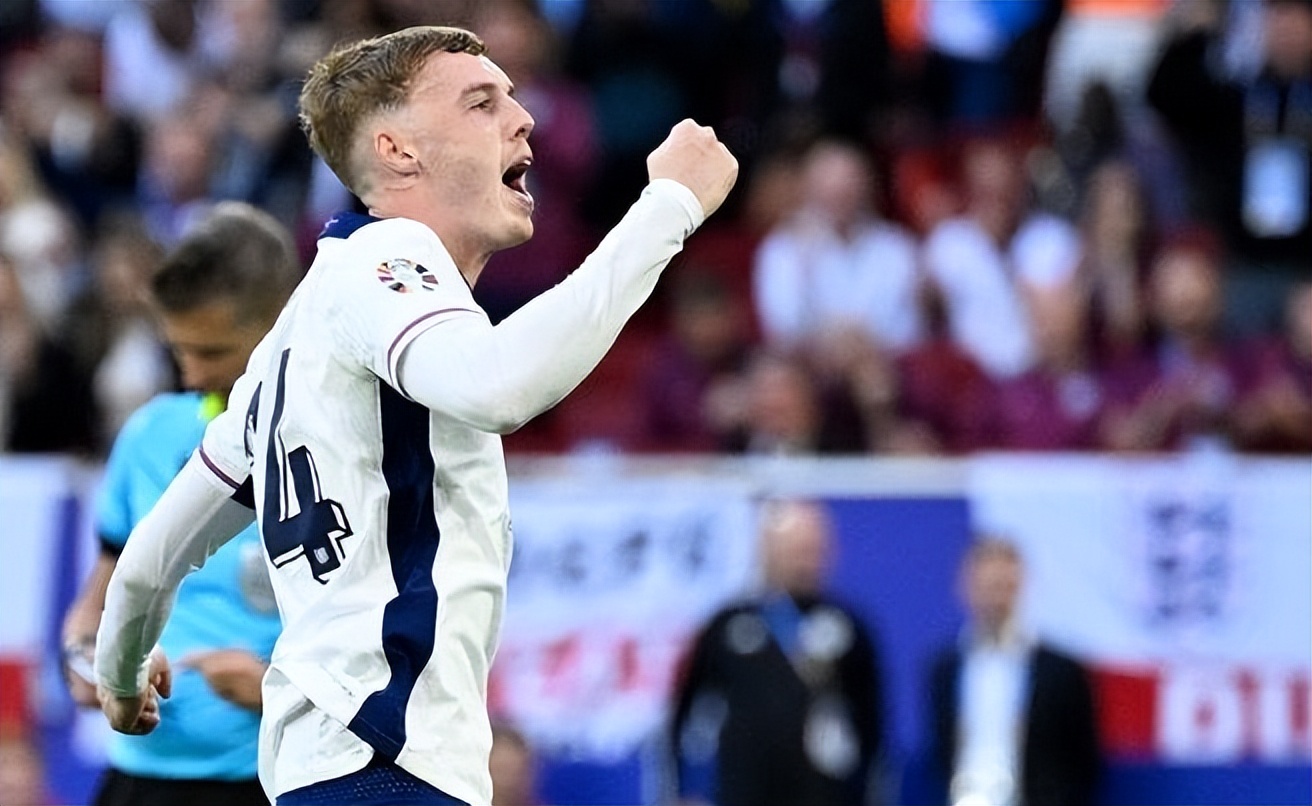 切尔西前锋破门得分，助球队占据积分榜前列