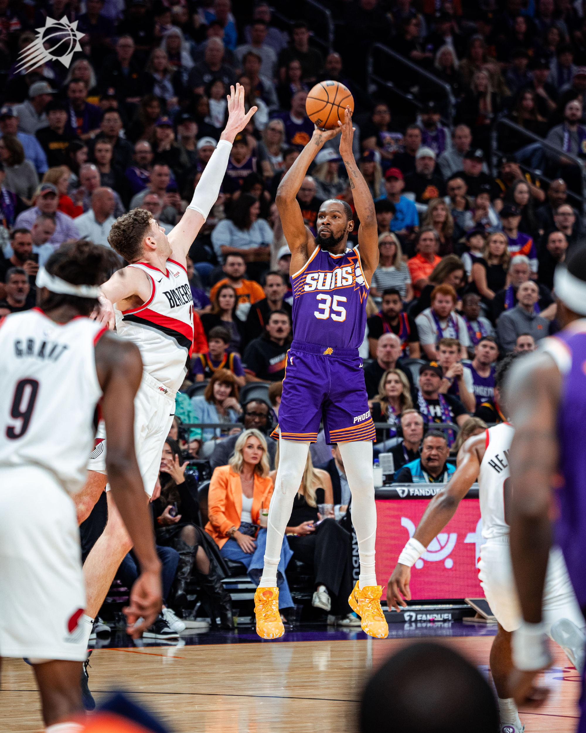 凯尔特人鏖战76人，布克带队取胜