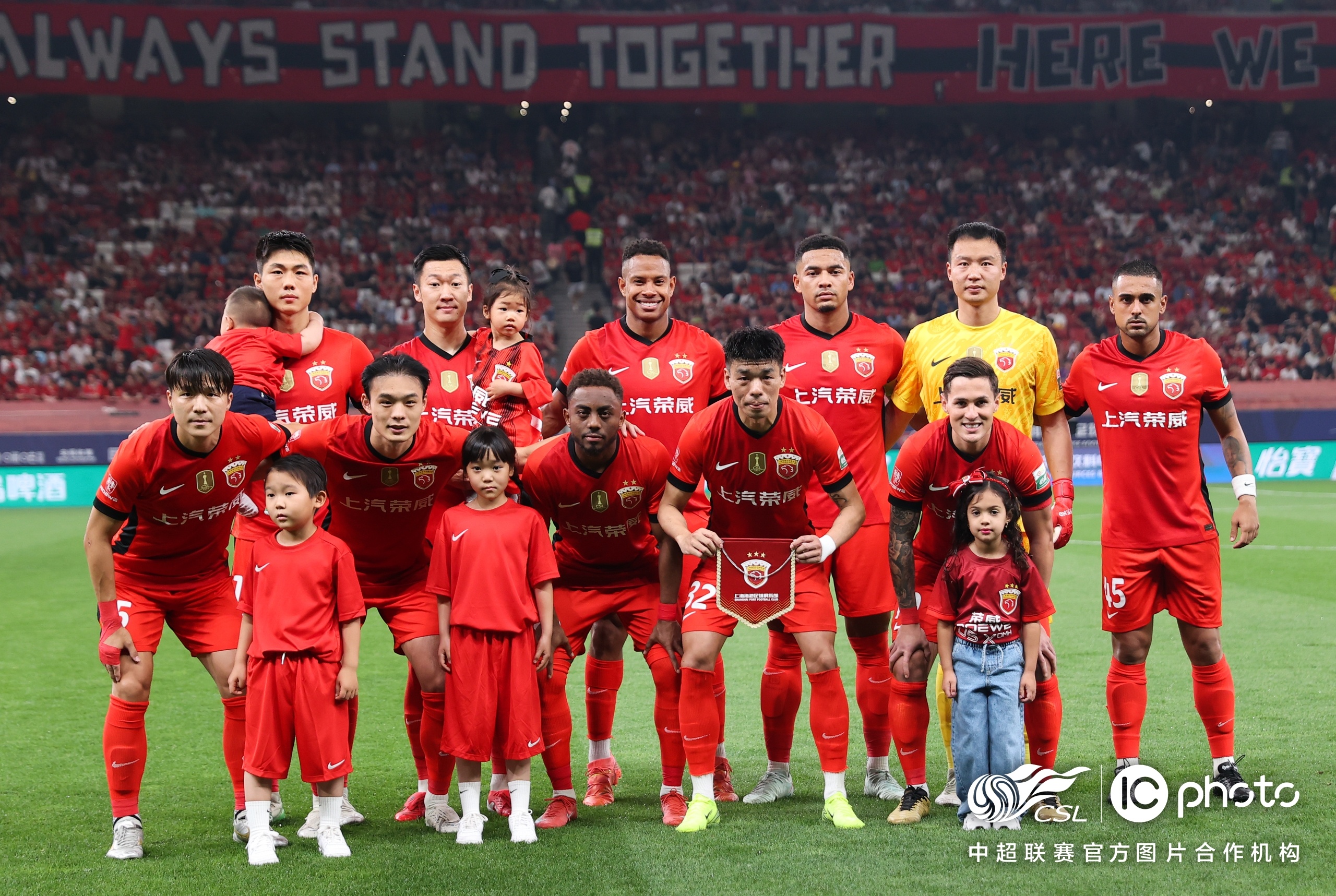 开云sport-国际赛场上球队精英齐聚,竞争激烈